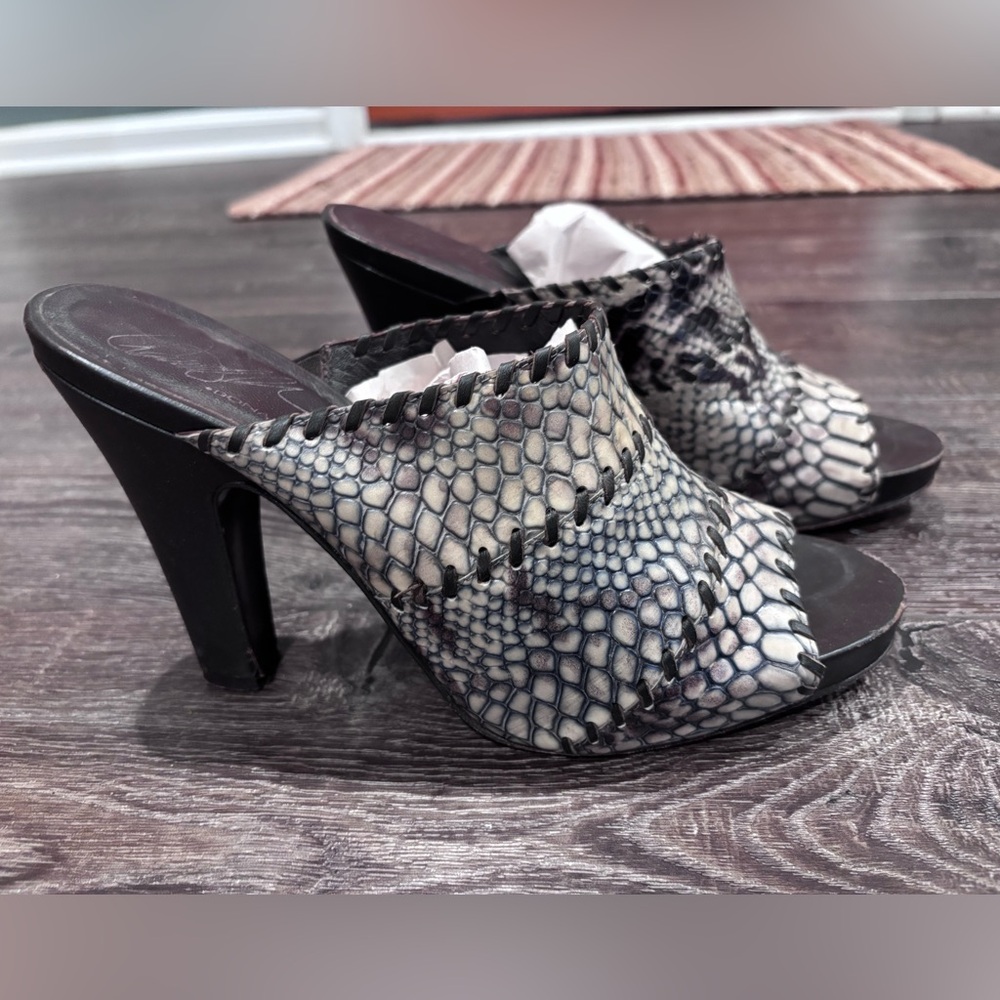 Donald J Pliner Size 8 Slip on Heels Animal Print